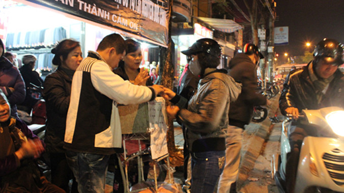 Người dân lập hòm công đức quyên góp tiền lo hậu sự cho 6 nạn nhân xấu số.