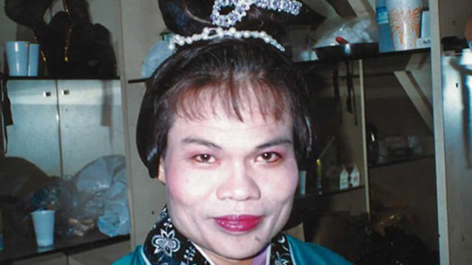 Bát Lưỡng Kim giả gái trong phim.