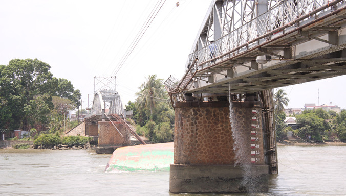 Hiện trường vụ sập cầu Ghềnh.