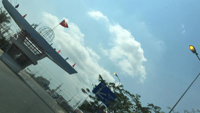 Bóng đèn bật suốt buổi sáng 21/3. Ảnh: Thúy Cao.