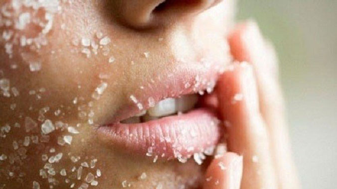 Tẩy da chết. Vào mùa đông, các tế bào chết trên da xuất hiện nhiều hơn. Nếu không tẩy da chết, da bạn sẽ trở nên thô ráp, các dưỡng chất không thẩm thấu được xuống da. Do vậy, bạn đừng bỏ qua bước đầu tiên này nhé. Bạn nên áp dụng phương pháp tẩy da chết 