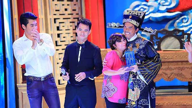 Hoài Linh ôm Phi Phụng sau tiết mục ở Ơn giời, cậu đây rồi.