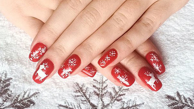 Họa tiết bông tuyết là mẫu nail truyền thống của mùa Giáng sinh. 