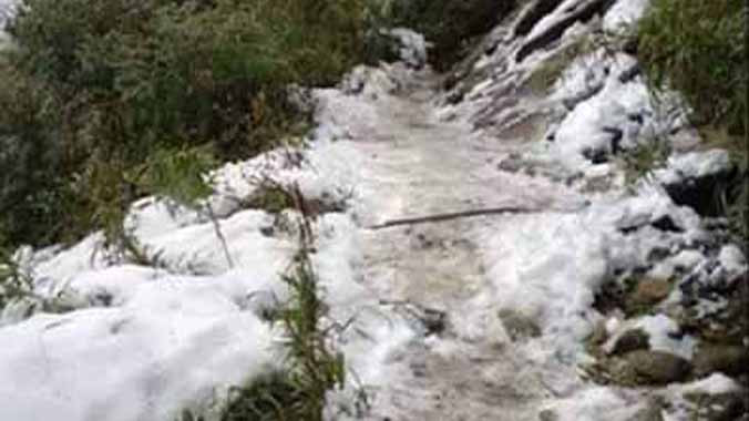 Trời rét tê người, Lào Cai xuất hiện băng tuyết