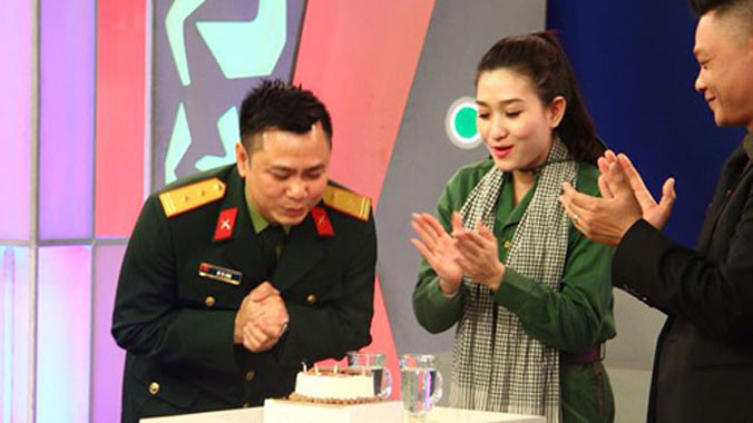 Tự Long xúc động khi được tổ chức sinh nhật trên sóng truyền hình.