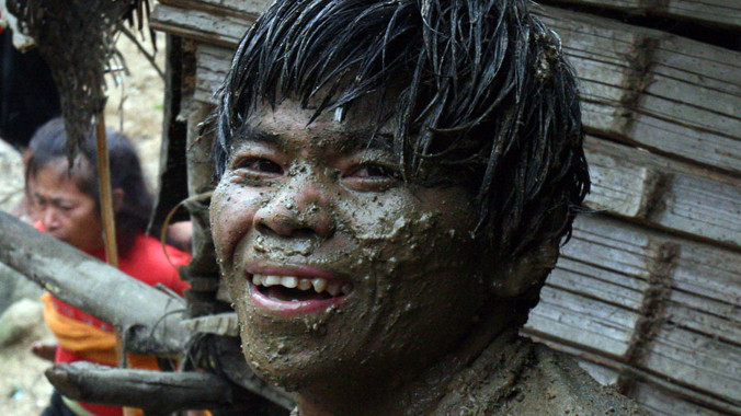 Một thanh niên nhà trai hả hê khi được hưởng đủ cả: Nước, rượu, nhọ và…bùn.