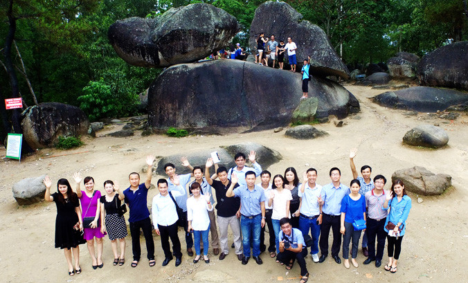 Du khách chụp ảnh lưu niệm tại hòn Trống Mái- Sầm Sơn (Thanh Hóa).