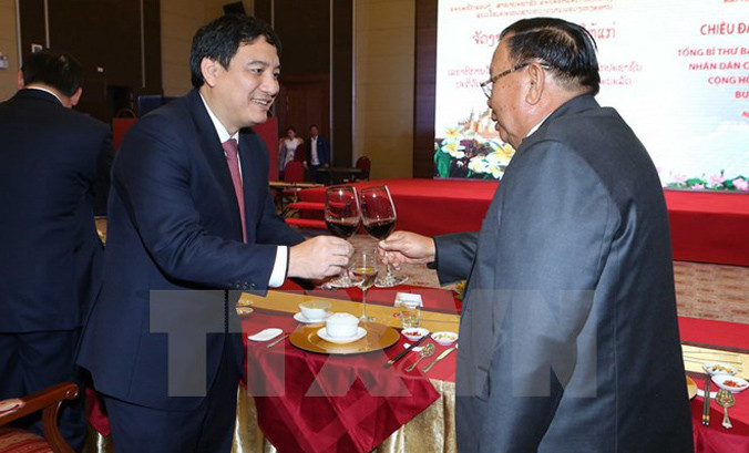 Ông Nguyễn Đắc Vinh, Ủy viên Trung ương Đảng, Bí thư Tỉnh ủy Nghệ An chúc mừng Tổng Bí thư, Chủ tịch nước Cộng hòa Dân chủ Nhân dân Lào Bounnhang Vorachith. Ảnh: Doãn Tấn/TTXVN.