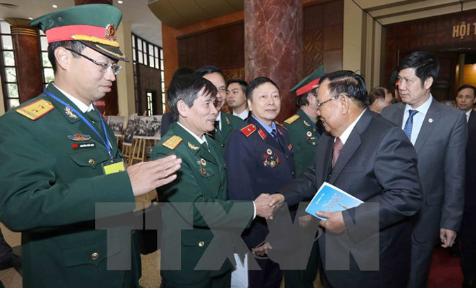 Tổng Bí thư, Chủ tịch nước Cộng hòa Dân chủ Nhân dân Lào Bounnhang Vorachith với các đại biểu. Ảnh: Phương Hoa/TTXVN.