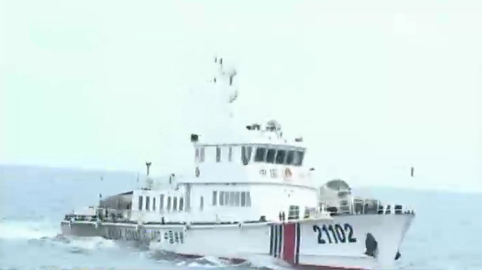 Tàu Hải cảnh mang số hiệu 21102 của Trung Quốc liên tục ép sát ngăn cản tàu chấp pháp của Việt Nam.