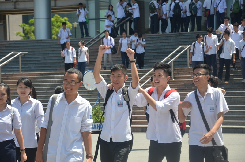 Các thí sinh hứng khởi khi hoàn thành môn thi đầu tiên.