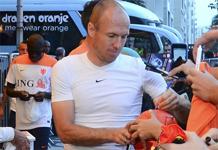 'Cơn lốc màu da cam' đổ bộ xuống Brazil