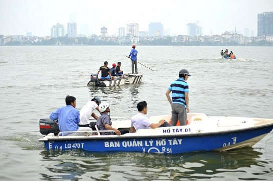 Người nhái lặn vớt xác thanh niên gặp nạn ở hồ Tây