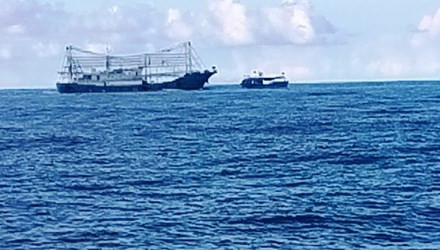 Tàu vỏ sắt Trung Quốc to lớn đang cố tình đâm tàu cá ngư dân Việt Nam (Ảnh do ngư dân cung cấp).