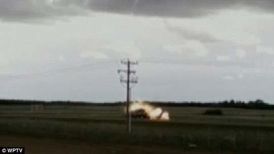 Chiếc xe tải bị sét đánh vừa cháy vừa chạy trên đường