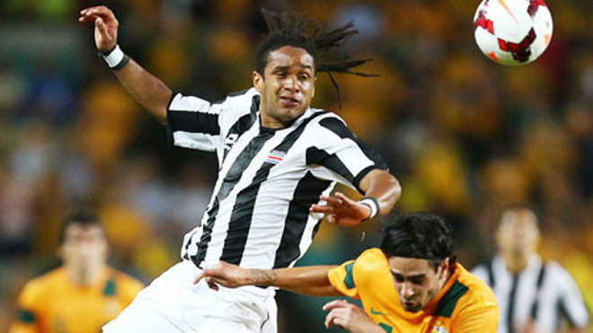 Jonathan McDonald (trái, Costa Rica) trong trận đấu với Australia.