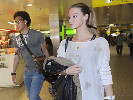 Rafaella Szabo (phải) kiểm soát chặt chẽ Axel Witsel.