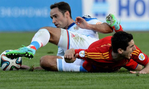 Shirokov (áo trắng) là mắt xích quan trọng nhất ở tuyến giữa tuyển Nga.