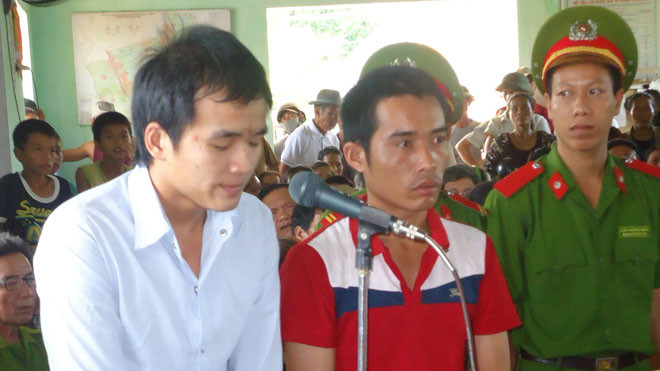 Trần Xuân Hiền (áo trắng) và Trần Đức Thiện (áo đỏ) trước vành móng ngựa.