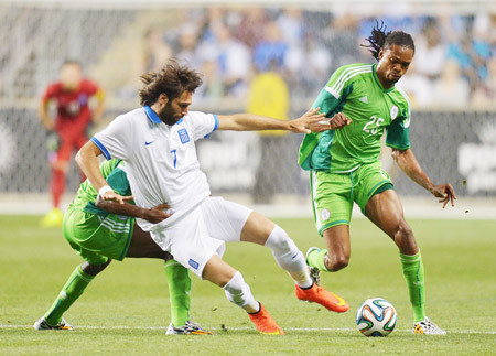 Tiền đạo Giorgos Samaras (Hy Lạp) giữa vòng vây các hậu vệ Nigeria.