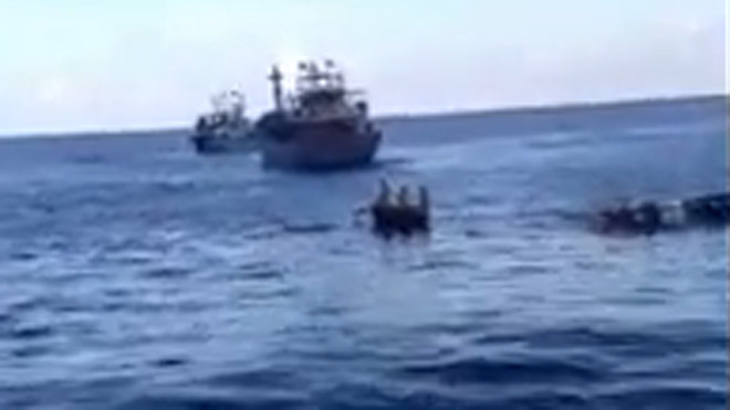 Ngư dân cố níu giữ tàu ĐNa 90152 khỏi bị chìm giữa Hoàng Sa