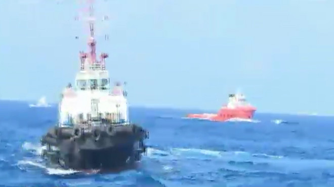 Tàu kéo của Trung Quốc khóa đuôi tấn công các tàu chấp pháp của Việt Nam.