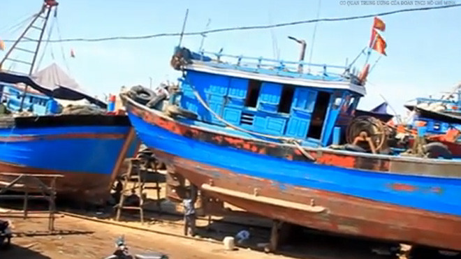Ngư dân Miền Trung hối hả đóng sửa tàu, vươn khơi