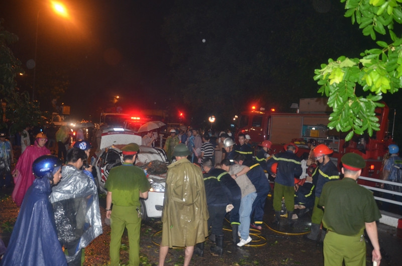 Phá ô tô, đưa thi thể lái xe taxi ra ngoài