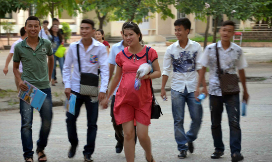 Ông lão tóc bạc, thí sinh mang bầu đi thi tốt nghiệp