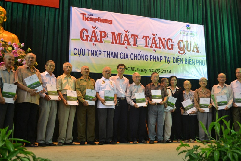 Trao quà cho cựu Thanh niên xung phong tại TPHCM