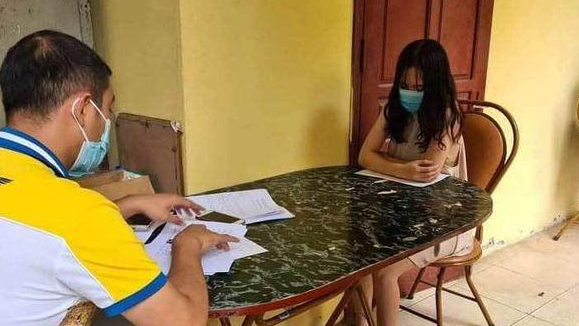 Cơ quan chức năng làm việc với nhóm nam nữ.