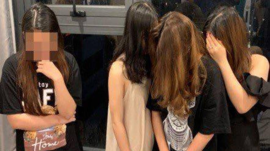 Nhóm nam nữ sử dụng ma túy trong căn hộ chung cư.