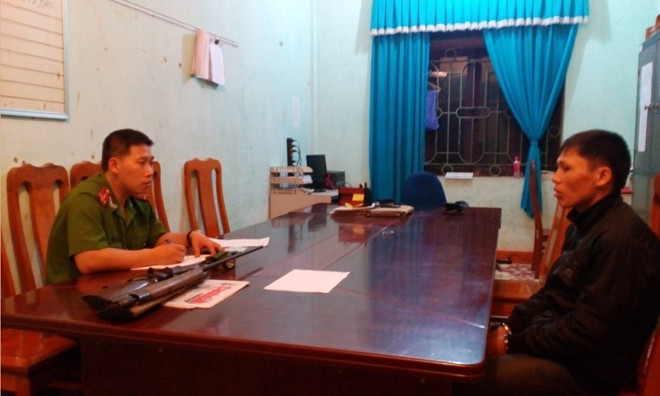 Đối tượng Thực (bìa phải) và tang vật tại cơ quan công an. Ảnh: Thanh Hà.