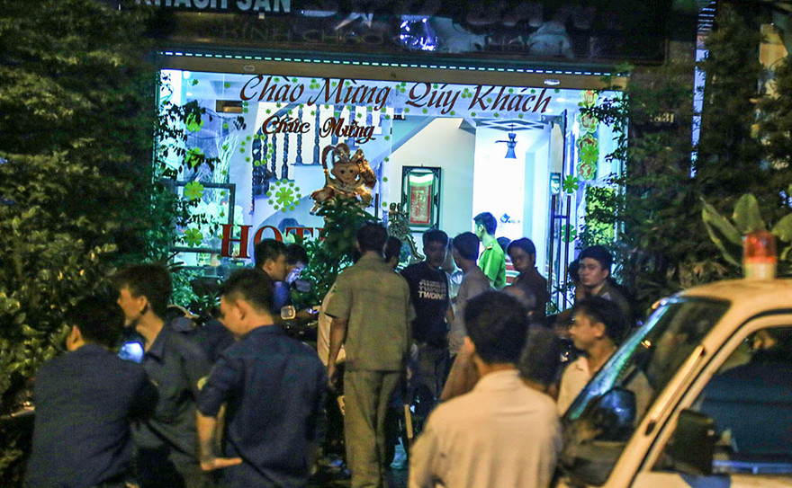 Hiện trường vụ nghi án một thanh niên bị sát hại trong khách sạn.