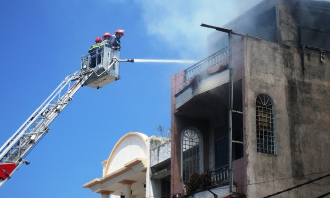 Cháy kinh hoàng cửa hàng ba tầng giữa phố