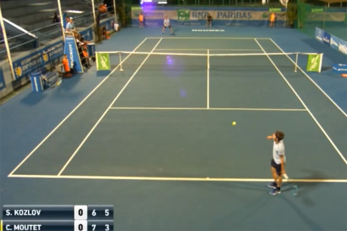 Tay vợt người Pháp gây sốc khi giao bóng kiểu… cầu lông