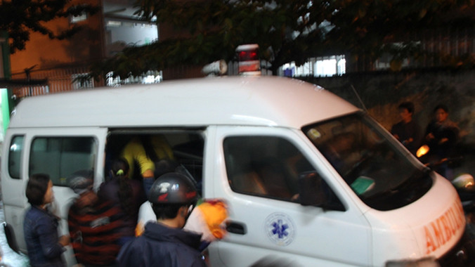 Gia đình đưa cháu B. về nhà lo hậu sự.