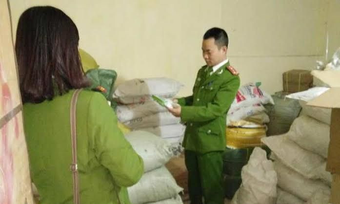 Tạm giữ 2,5 tấn phụ gia thực phẩm trôi nổi