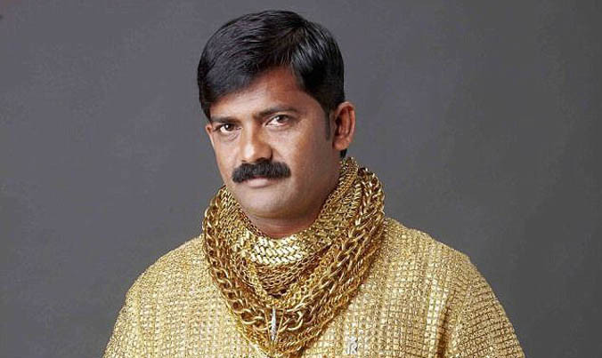 Datta Phuge và chiếc áo bằng vàng của mình. Nguồn: dailymail.co.uk.