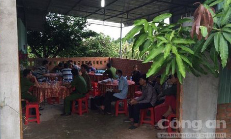 Cơ quan chức năng điều tra vụ việc. Ảnh: Lê Huân