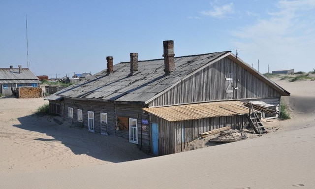 Kỳ lạ ngôi làng chìm trong biển cát