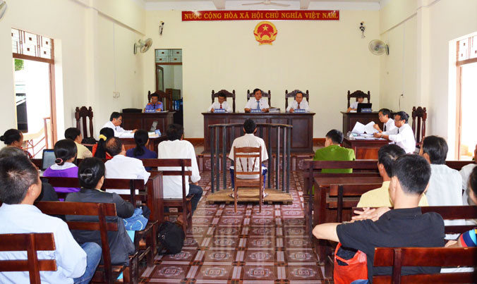 Bị cáo Trung đau yếu được ngồi khi tòa xét xử.