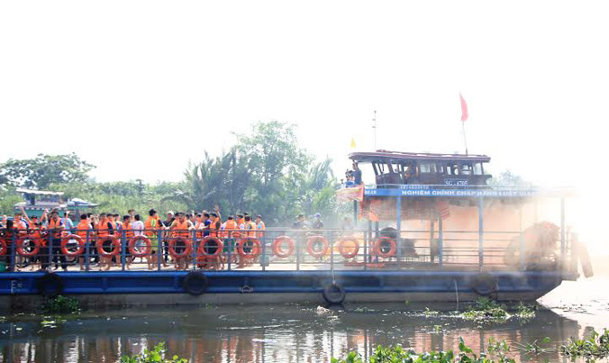 100 đoàn viên diễn tập cứu hộ cháy phà