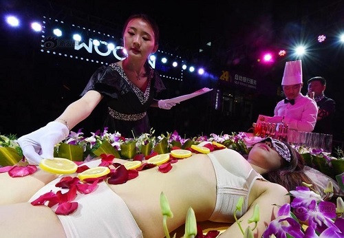 Bày tiệc sushi trên cơ thể mẫu nữ.