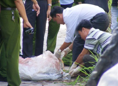 Phát hiện xác cô gái lõa thể nằm ngửa đang phân hủy