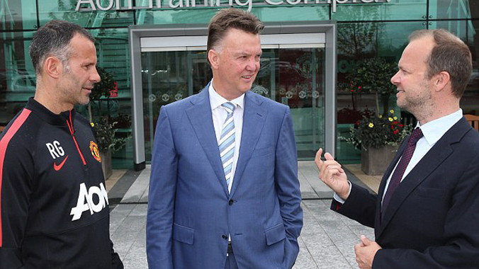 Vừa đến M.U, Louis van Gaal đã vung tiền làm từ thiện