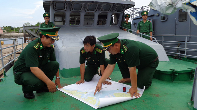 Ban chỉ huy Hải đội 2 bàn phương án tác chiến ngay trên tàu. Ảnh: T.Đ