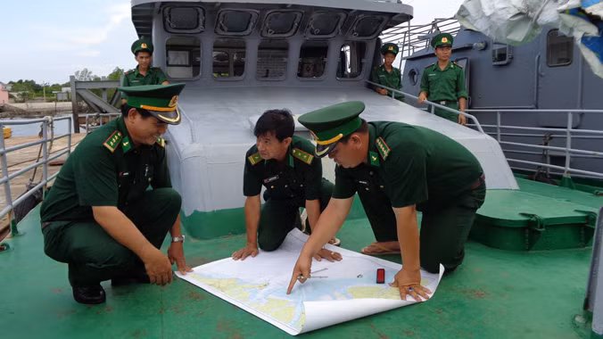 Ban chỉ huy Hải đội 2 bàn phương án tác chiến ngay trên tàu. Ảnh: T.Đ