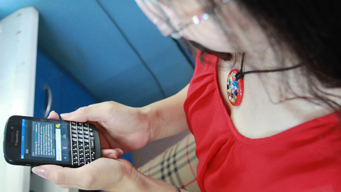 Hàng triệu nạn nhân sử dụng điện thoại di động bị “móc túi” từ tin nhắn rác. Ảnh: Minh Đức