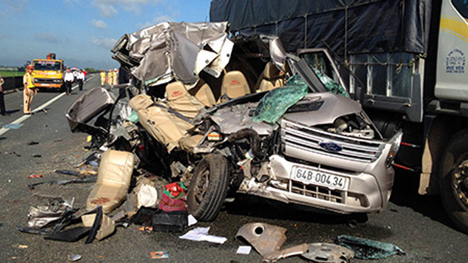 Chiếc xe khách nát bét sau cú tông kinh hoàng